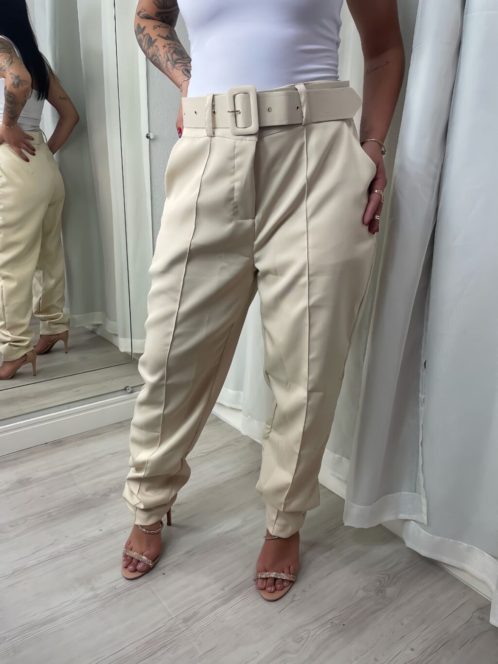 Calça social com cinto bege