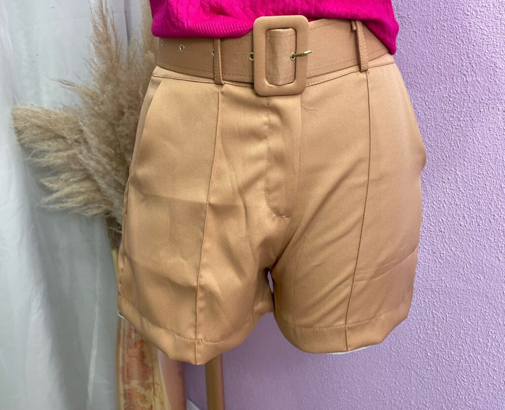 Shorts com cinto marrom